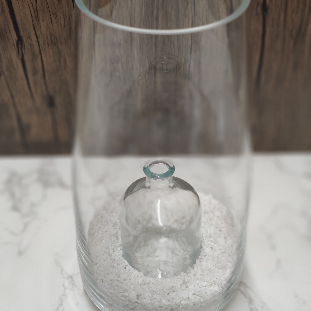 GLASS VASE WITH WHITE ROCKS. SMALL GLASS INSERTED IN MIDDLE OF VASE. - Picture 2 of 10